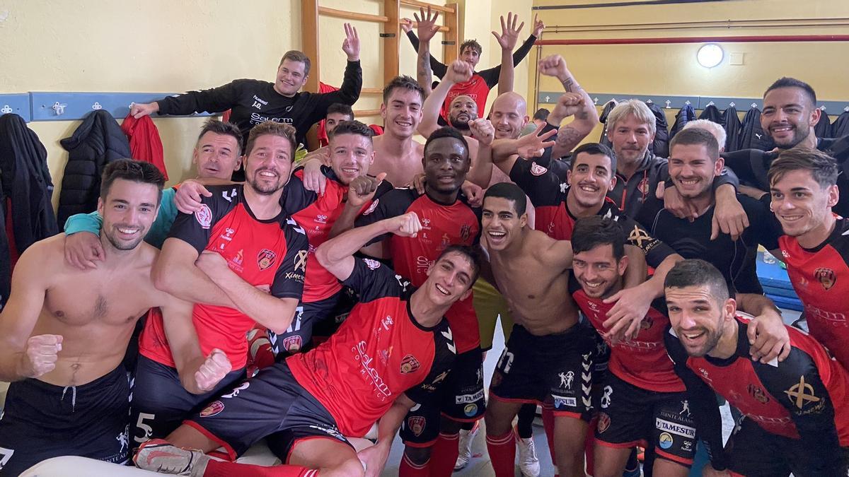 Los jugadores del Salerm Puente Genil celebran su victoria en Utrera.