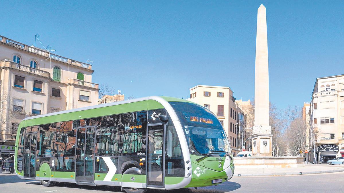 Imagen del prototipo de bus eléctrico que circula en diferentes líneas de Palma en periodo de pruebas.