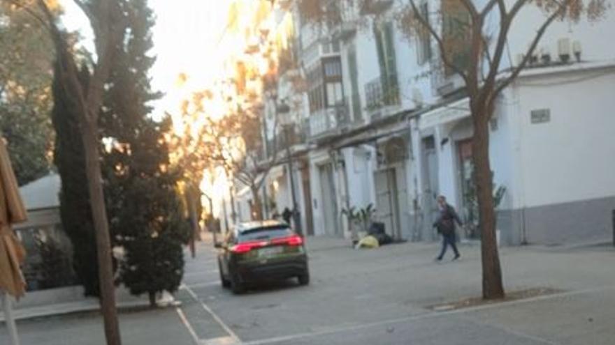 Un coche cruza vara de Rey en Ibiza pese a ser peatonal