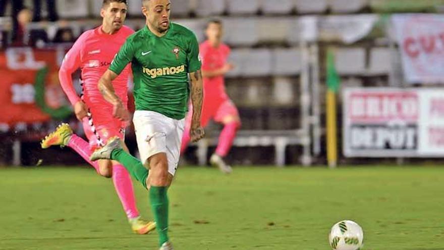 Dani Benítez conduce el balón durante un partido con el Racing de Ferrol.