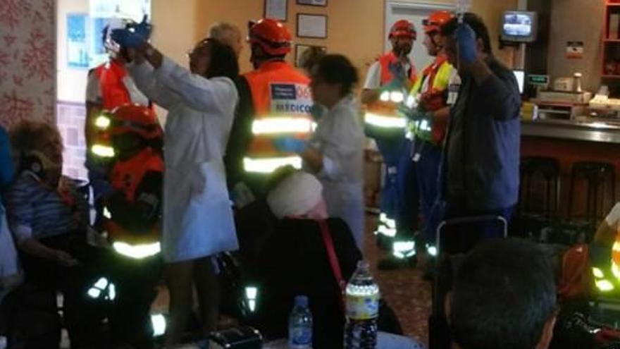 Víctimas del accidente, en el improvisado hospital de campaña en la cantina de la estación de O Porriño. // Brais Llopis