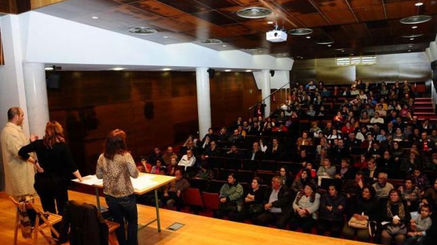 Asamblea de los vecinos de Ons en noviembre de 2011 para decidir si tramitaban la solicitud de concesiones por las casas.  // Gonzalo Núñez