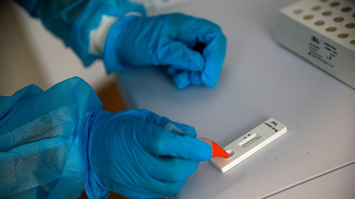 Un sanitario prepara un test de antígenos en Barcelona