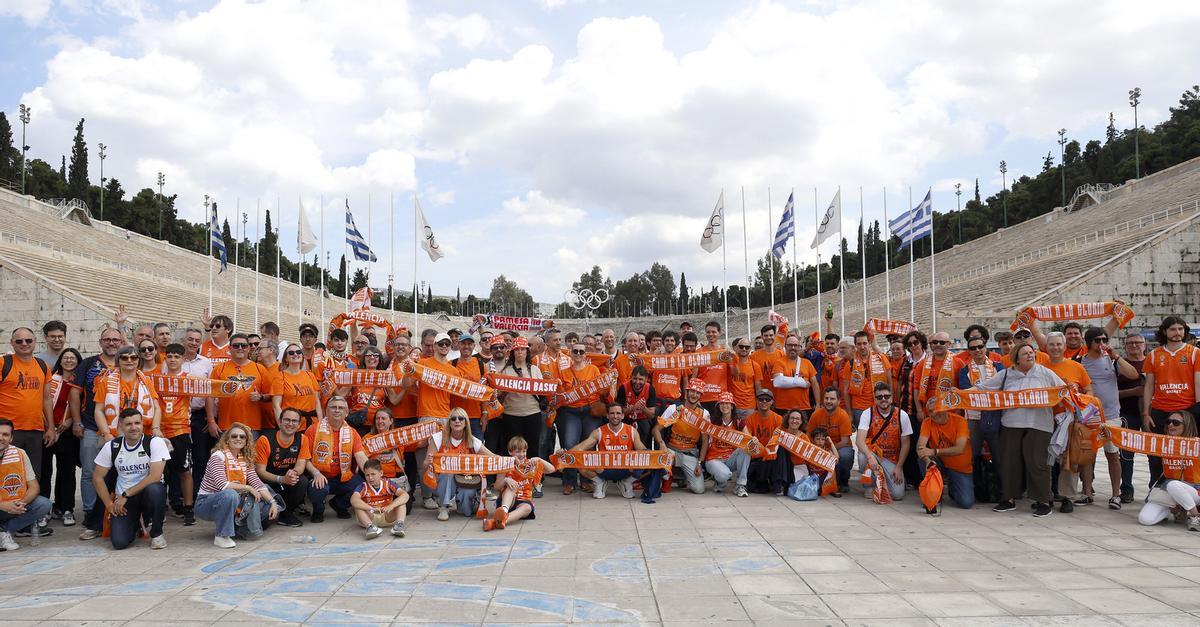 La aficióm taronja en el Estadio Olímpico Panathinaiko