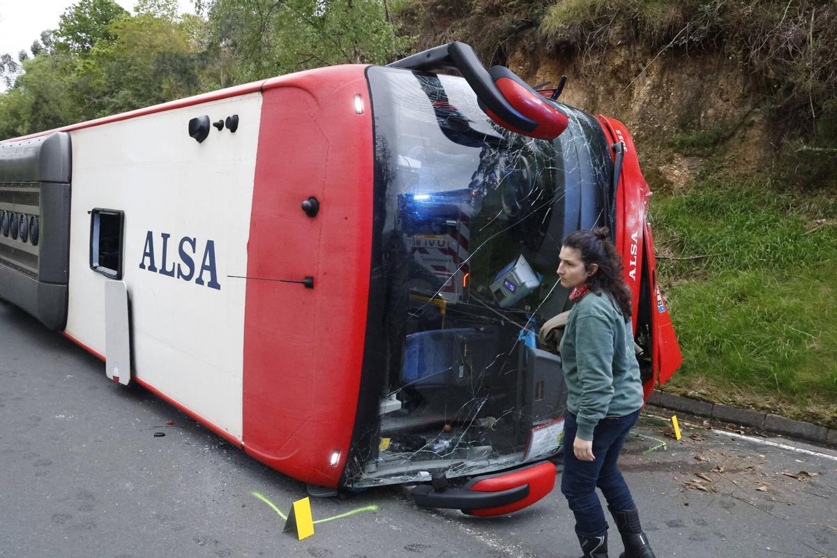 Accidente en la N-632 a la altura del pk 64 entre un autobús y un turismo