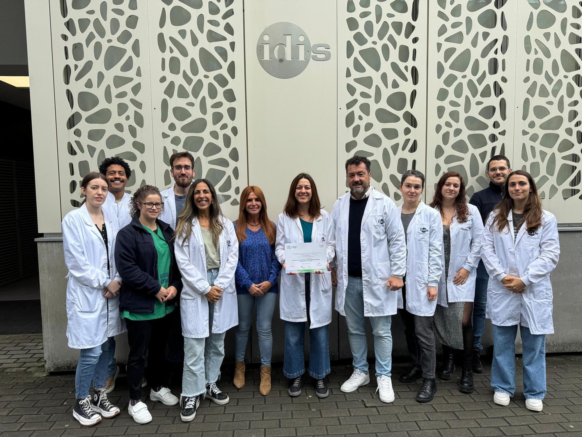 Noa Carrera con el equipo investigador en el Instituto de Investigación Sanitaria de Santiago.