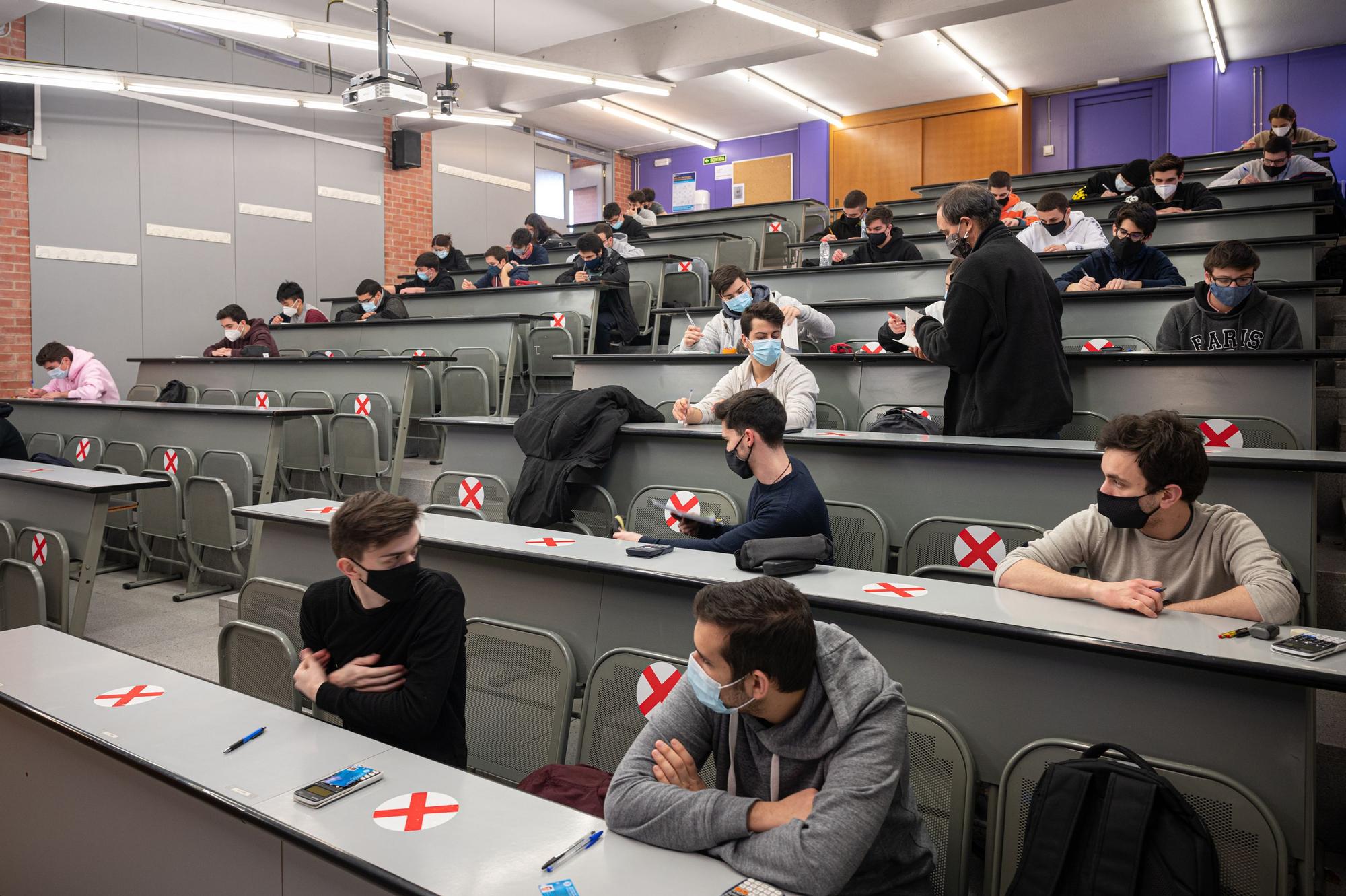 Alumnos de la Universitat Politècnica realizan un examen presencial, el pasado enero