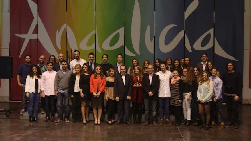 Foto de familia de los galardonados con los premios Málaga Joven.