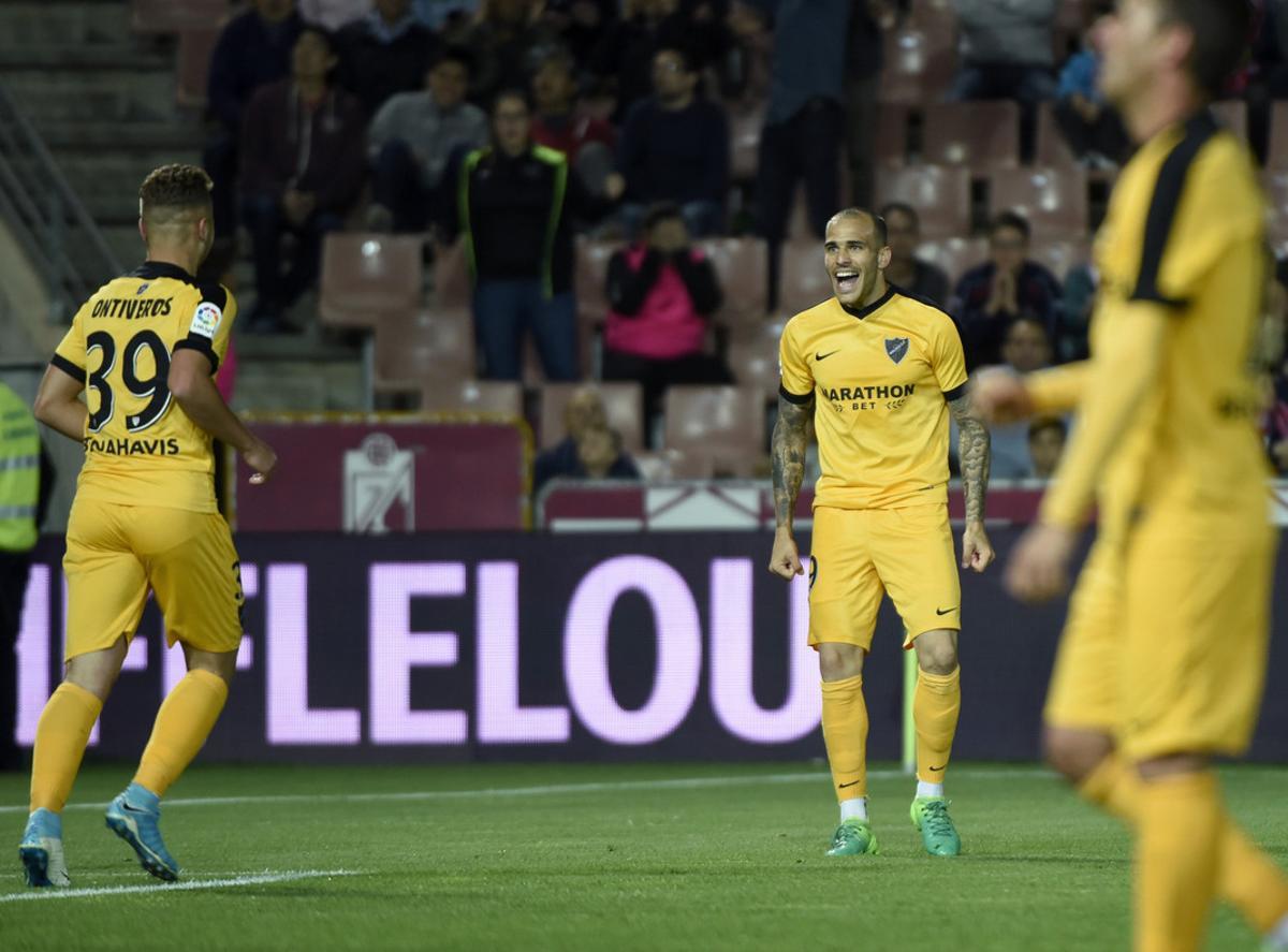 GRA699. GRANADA, 25/04/2017.- El jugador del Málaga Sandro (c) celebra tras marcar su segundo gol ante el Granada, durante el partido de Liga en Primera División disputado esta noche en el estadio Los Cármenes de la capital granadina. EFE/Miguel Ángel Molina