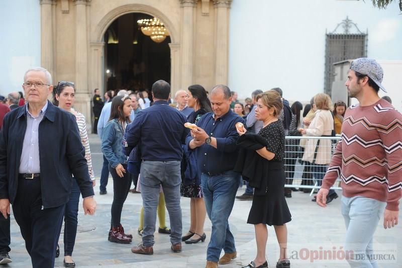 Reparto de monas en la Plaza de San Agustín de Murcia