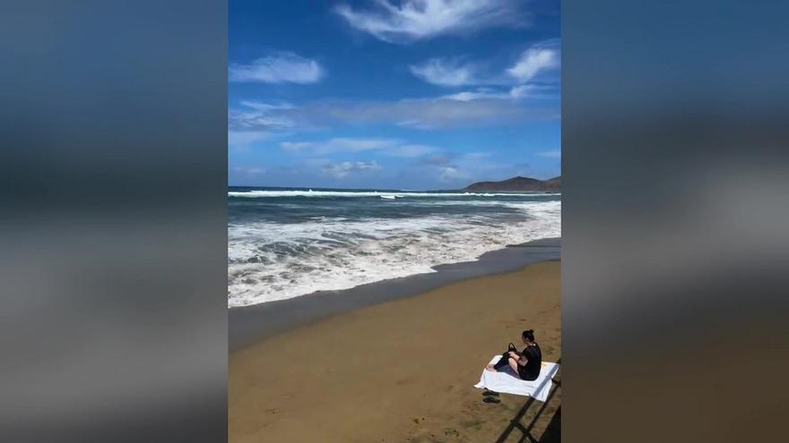 Una turista casi pierde el bolso por la marea en Las Canteras