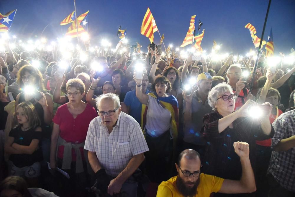 Una multitud omple Lledoners com mai en la vigília de 1-O