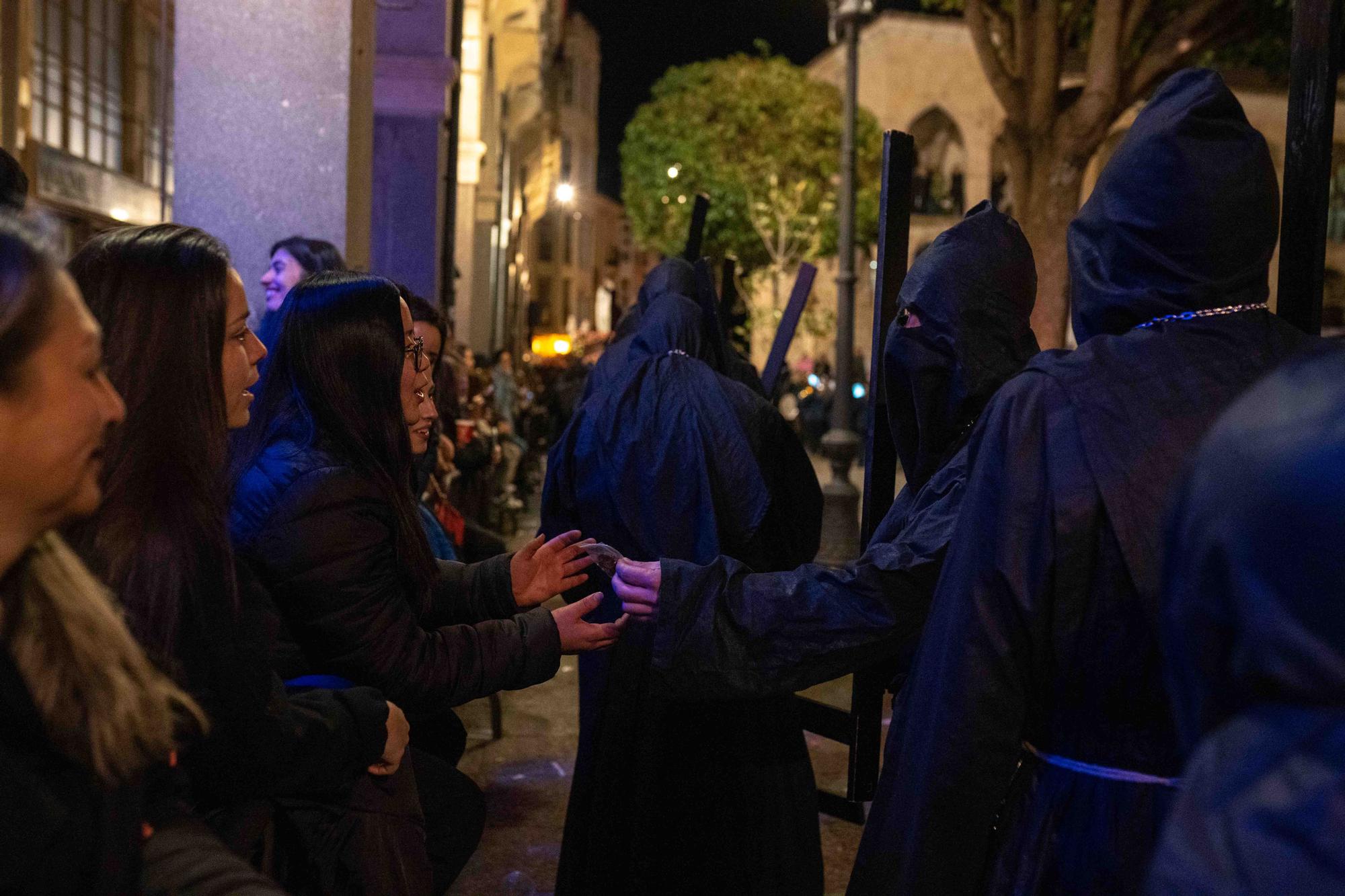 GALERÍA | La salida de Jesús Nazareno y las tradicionales sopas de ajo, en imágenes