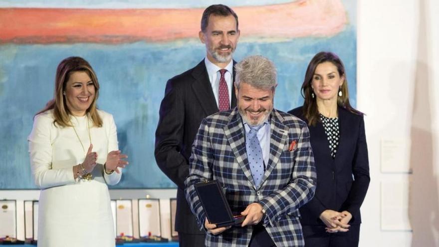 La reina Letizia premia a Lorenzo Caprile