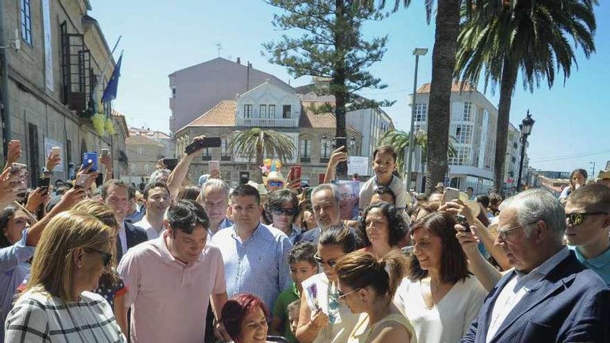Fátima Abal, con el brazalete morado, entrega a Mercedes Álvarez un pedazo de la cinta inaugural. // I.A.