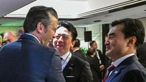 El secretario de Defensa de EEUU, Pete Hegseth, conversa con el ministro de Defensa de Corea del Sur, Ahn Gyu-back, y el de Japón, Shinjiro Koizumi, durante el Diálogo Shangri-La, el pasado sábado en Singapur.