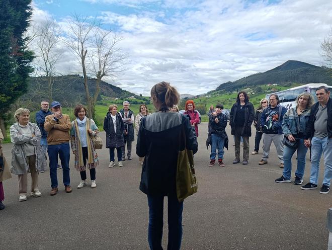 "En primavera, descubre Llanera" visita la iglesia de Santiago de Arlós