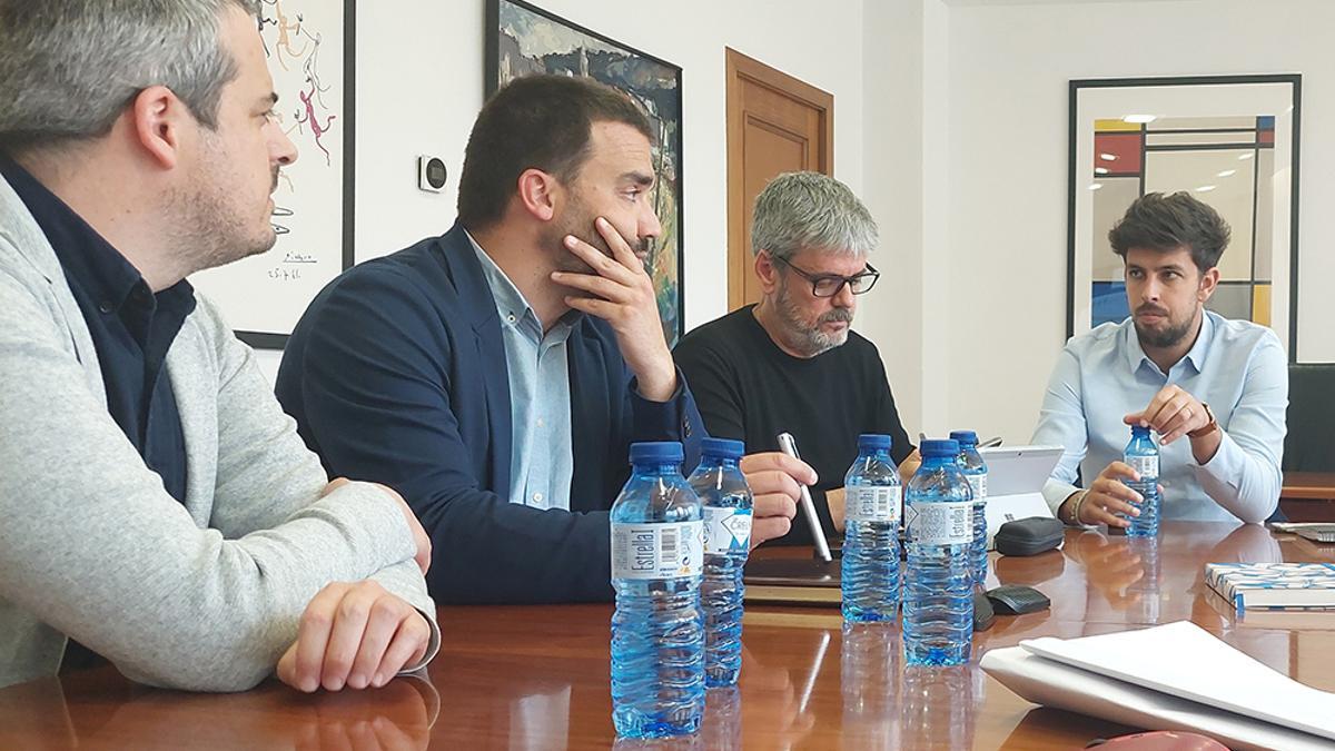 Representants de la Diputació de Barcelona i l'Ajuntament d'Esparreguera van mantenir ahir una reunió al consistori esparreguerí