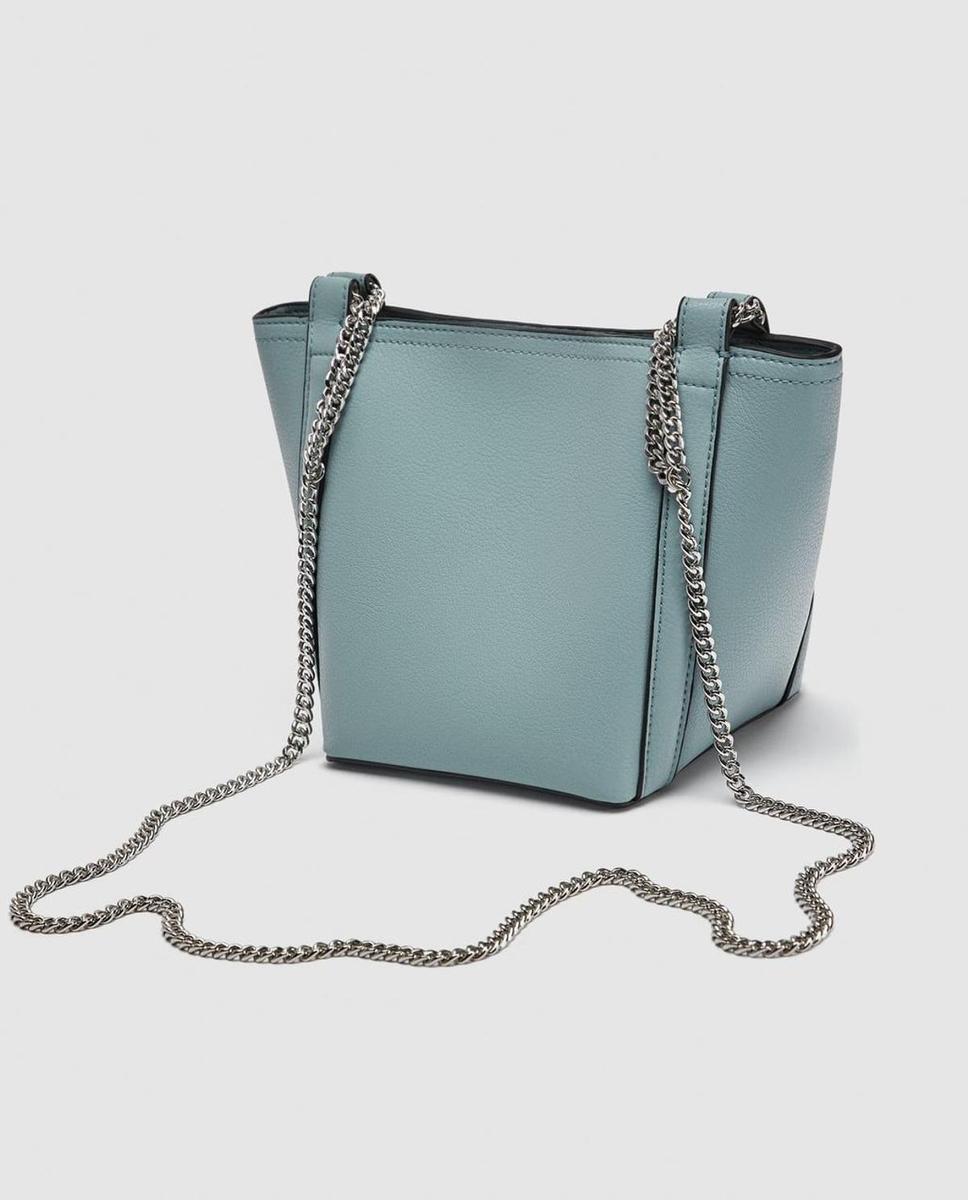 Bolso con cadena de Zara (Precio: 9,99 euros)