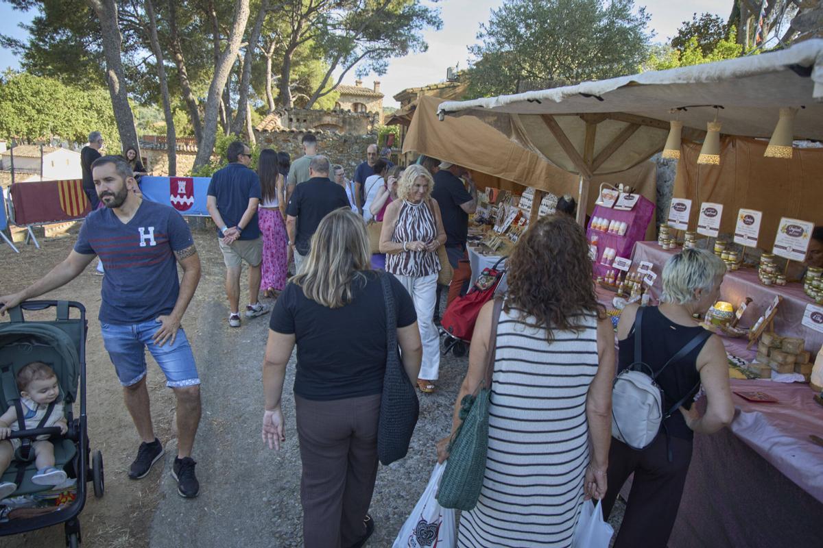 Músics i artesans fan reviure l’edat mitjana a Castell d’Aro en la 25a edició del Mercat Medieval Músics i artesans fan reviure l’edat mitjana a Castell d’Aro en la 25a edició del Mercat Medieval