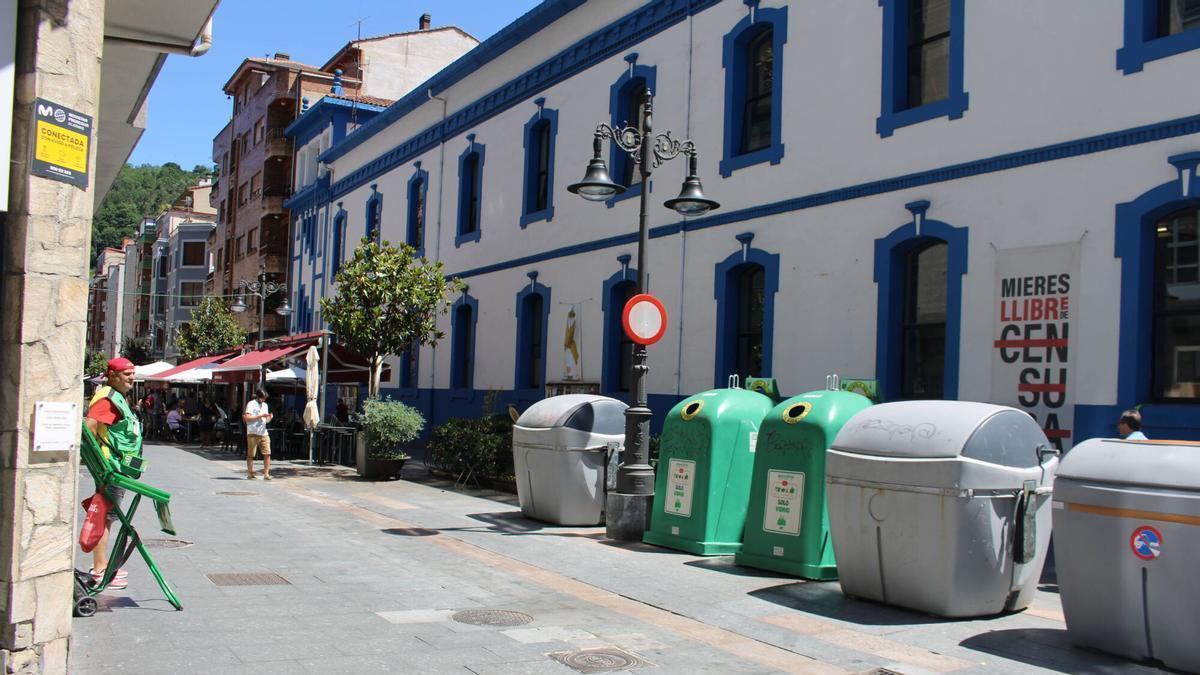 Los contenedores de Jerónimo Ibrán, con un puesto de cupones a la izquierda de la imagen.