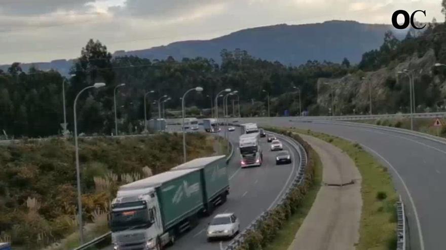 Escoltados 18 vehículos de transporte con destino a la fábrica de Estrella Galicia