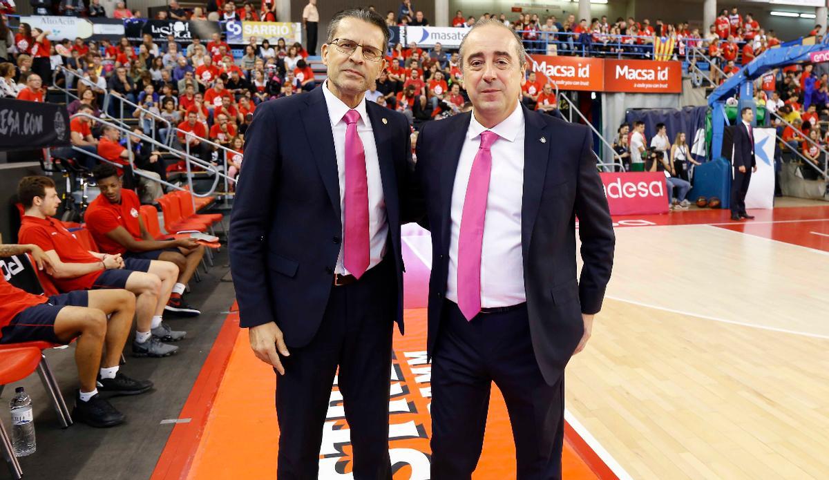 Pedro Martínez y Txus Vidorreta, en un Manresa-Canarias en la temporada 19/20