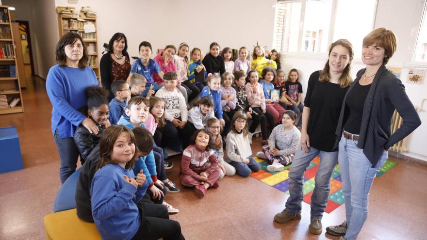 La autora Kris M. García San-Miguel reinaugura la biblioteca del colegio Miguel de Cervantes