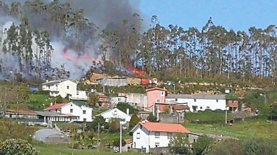 Las llamas se acercan a las casas en el incendio de Narón.
