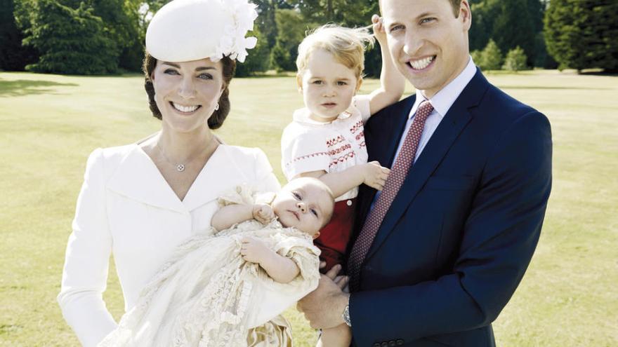 Foto oficial de los duques, con sus hijos, Jorge y Carlota. // Efe