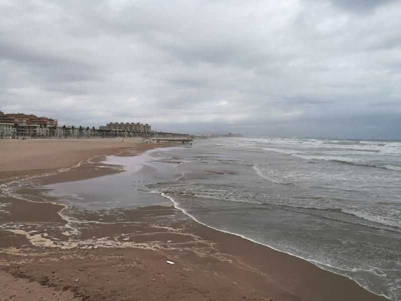 Olas de 2,5 metros invaden la playa de la Malvarrosa