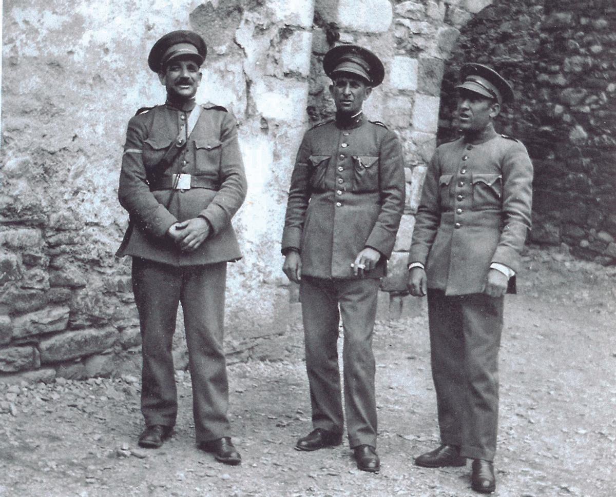 Carrabiners de Setcases: d’esquerra a dreta, Andrés Galván Fuentes, Abilio i Paulino Arias Arias, any 1932.