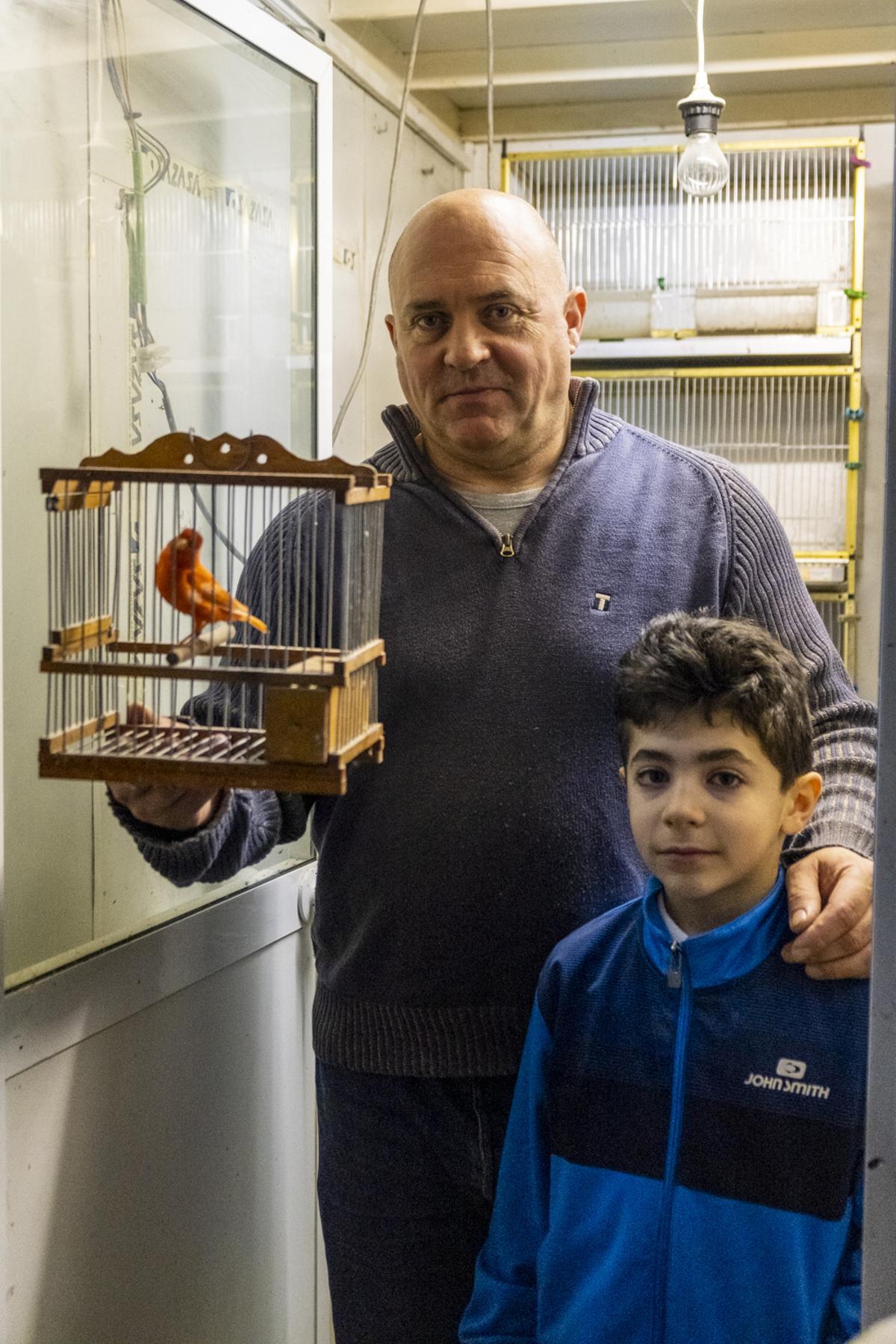 Acerete, con su hijo, en su aviario.