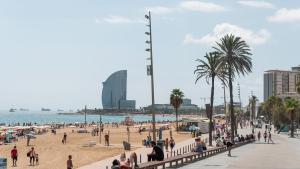 Paseig marítim amb vistes a la platja i l’hotel W Barcelona al fons