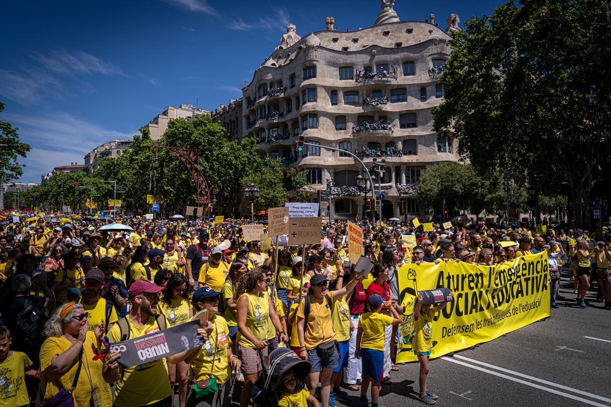 Manifestación de profesores, familias y otras entidades por un nuevo modelo de escuela en Catalunya.