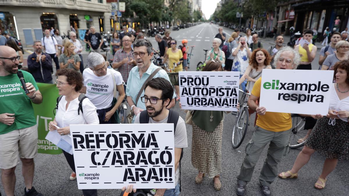 BARCELONA 12/06/2023  Barcelona.  Protesta de Eixample Respira cortando el carrer Aragó para pedir pacificación de la calle medio ambiente contaminación tráfico    FOTO de FERRAN NADEU