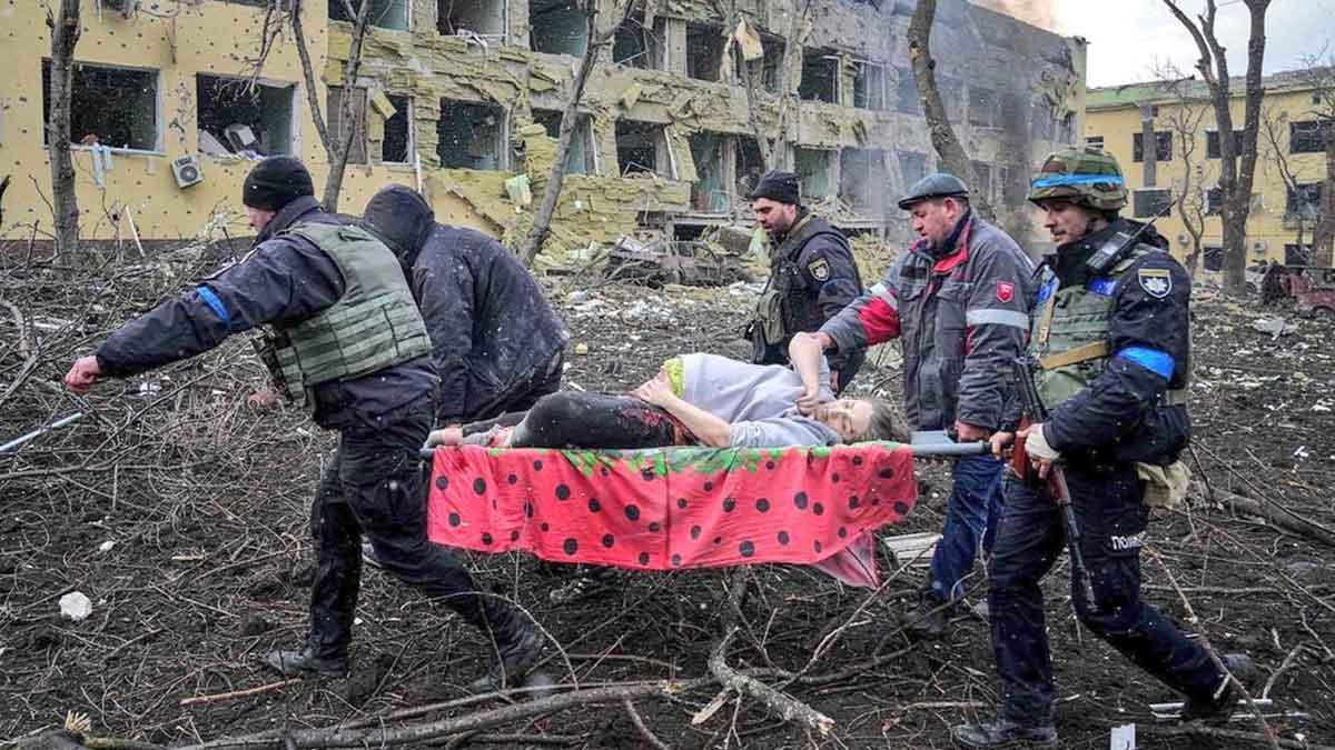 Una mujer embarazada es evacuada en camilla de un hospital infantil en Mariúpol, tras un bombardeo en la ciudad