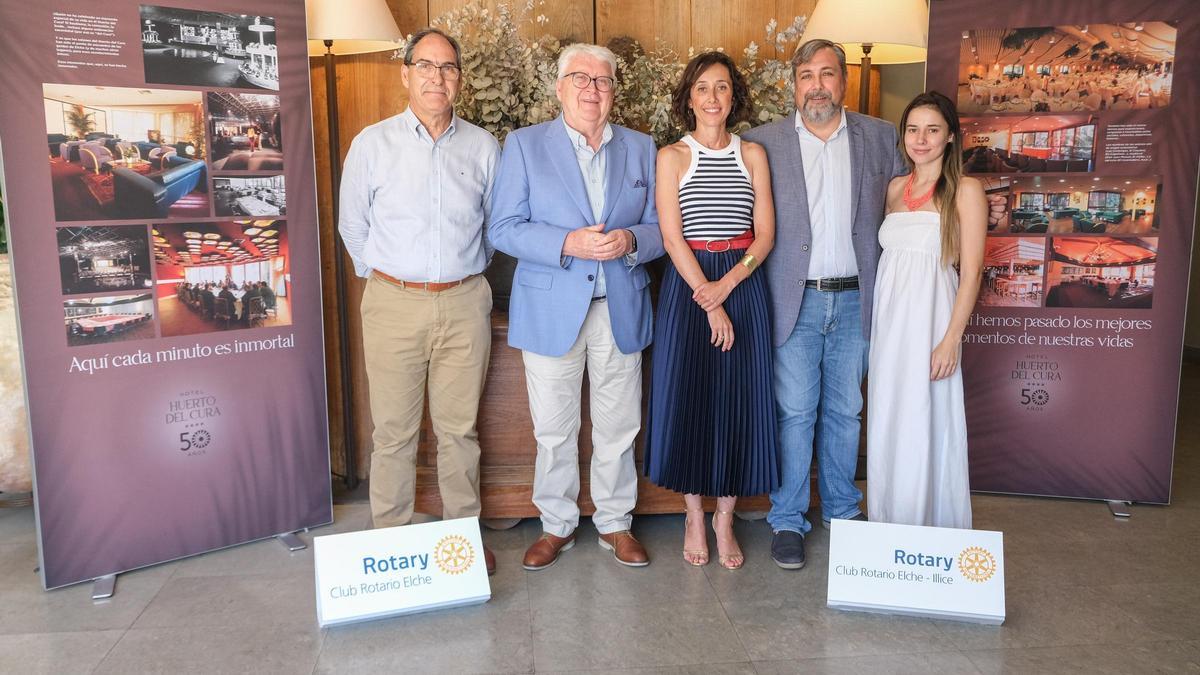 Los presidentes salientes y entrantes de los dos clubes rotarios veteranos y la presidenta saliente de Rotaract, Daria Aznar