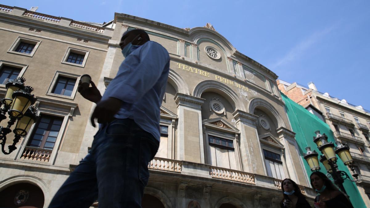 El Teatre Principal, sobrio por fuera, magnífico por dentro, pues por algo rivalizó con el mismísimo Liceu.