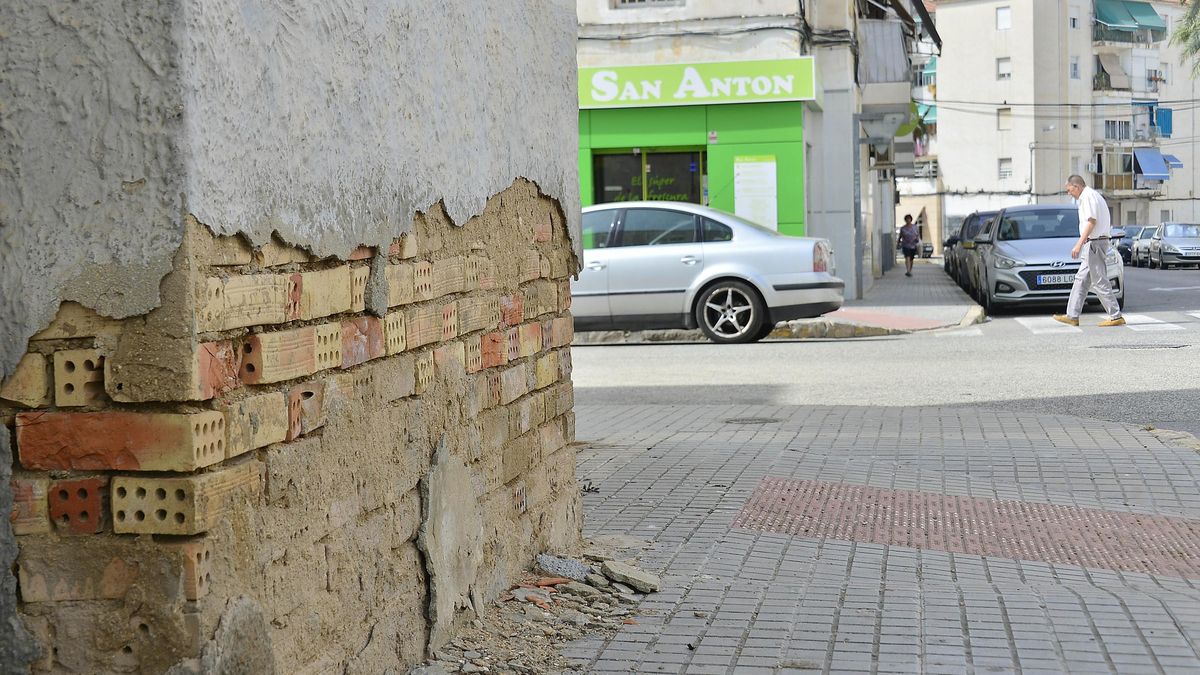 Fachada de uno de los bloques de San Antón con el ladrillo a la vista