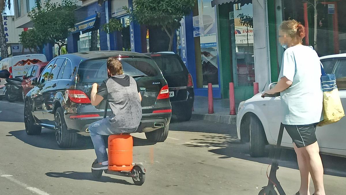 El caos de los patinetes eléctricos en la Vega Baja