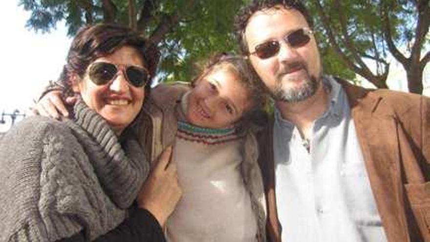 Celia, en el centro, con sus padres, Yolanda y Paco.