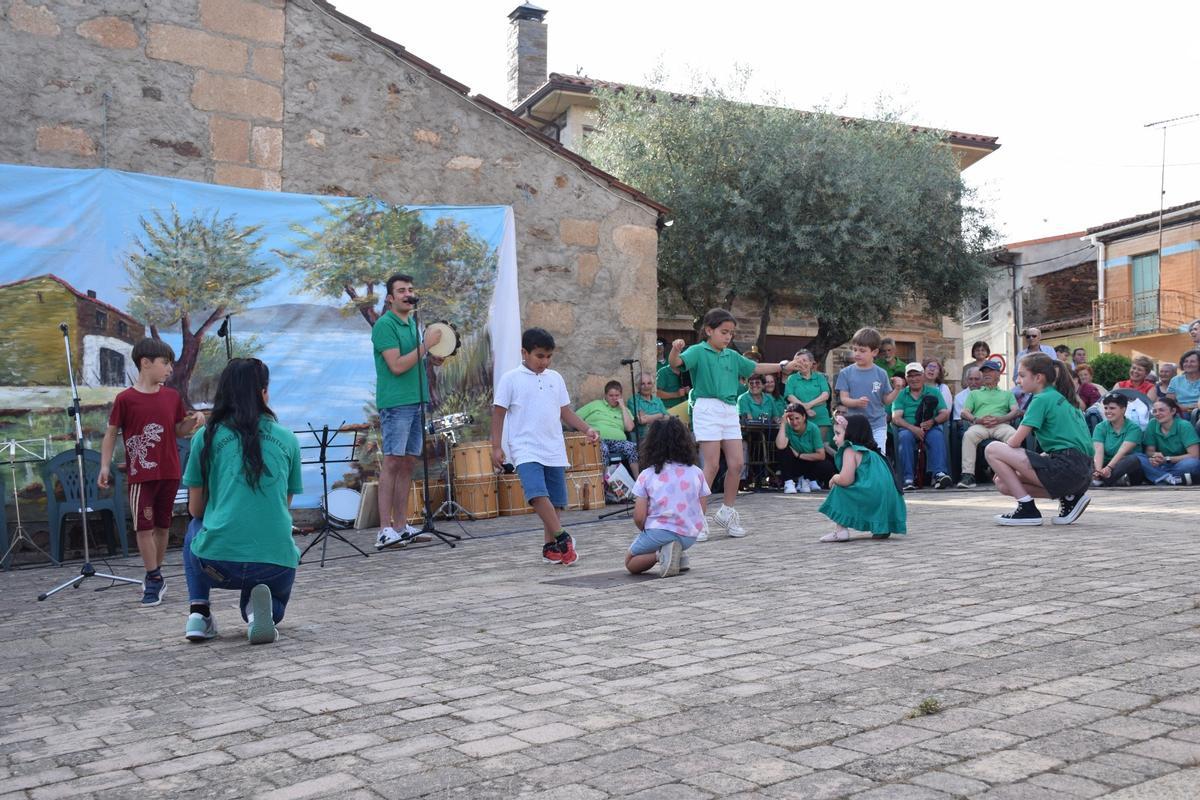 La actuación de Aulas de Aliste en Trabazos pone el broche perfecto a un curso de aniversario