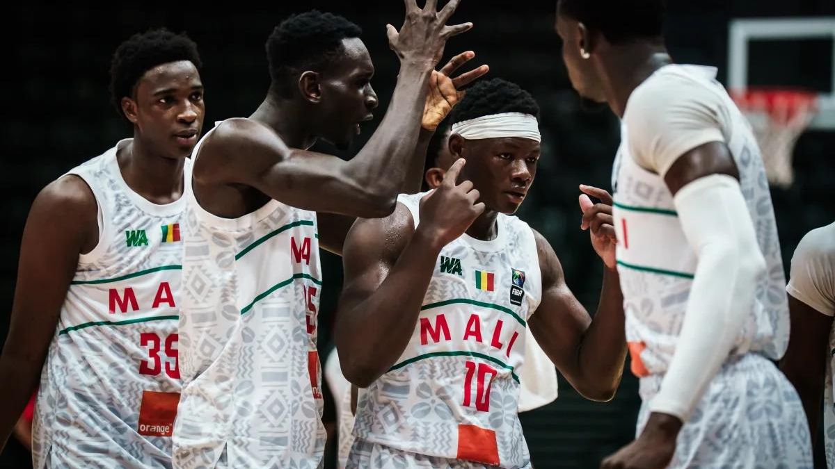 Youssouf Traoré celebra junto a sus compañeros de la selección de Malí