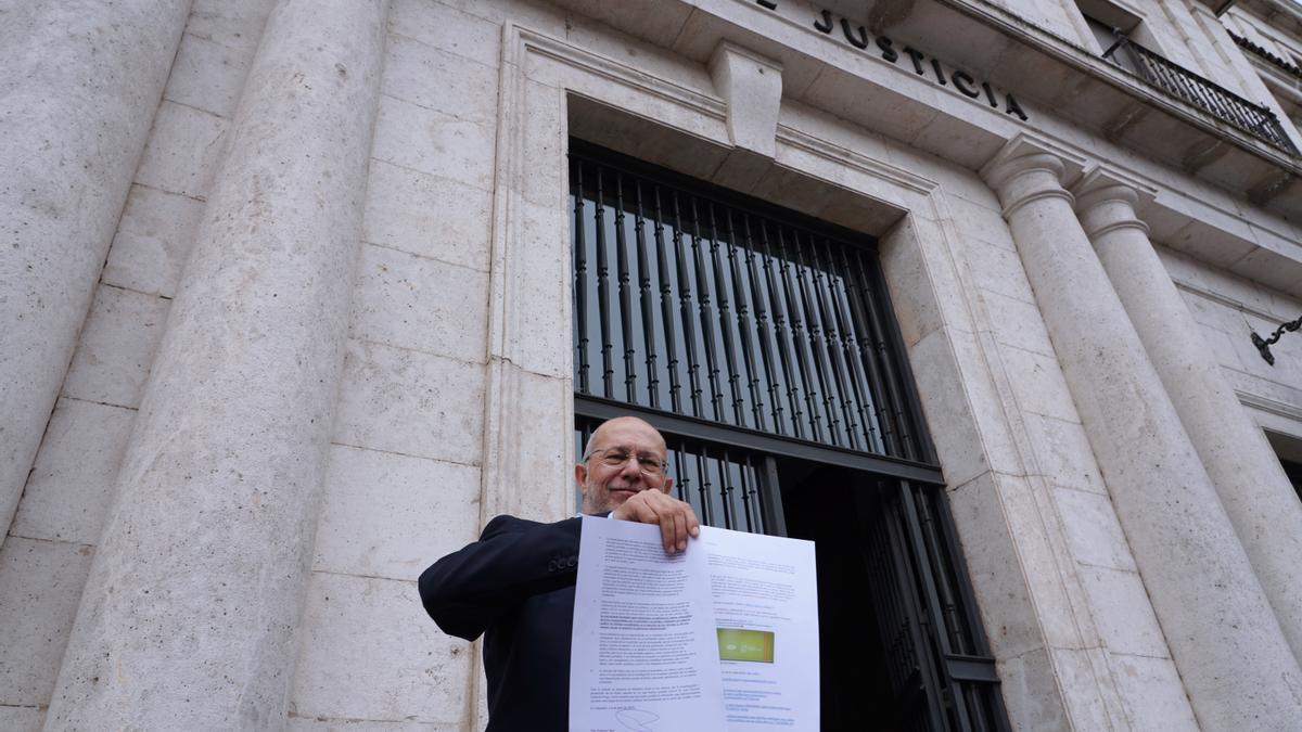 Igea muestra la denuncia contra García-Gallardo.