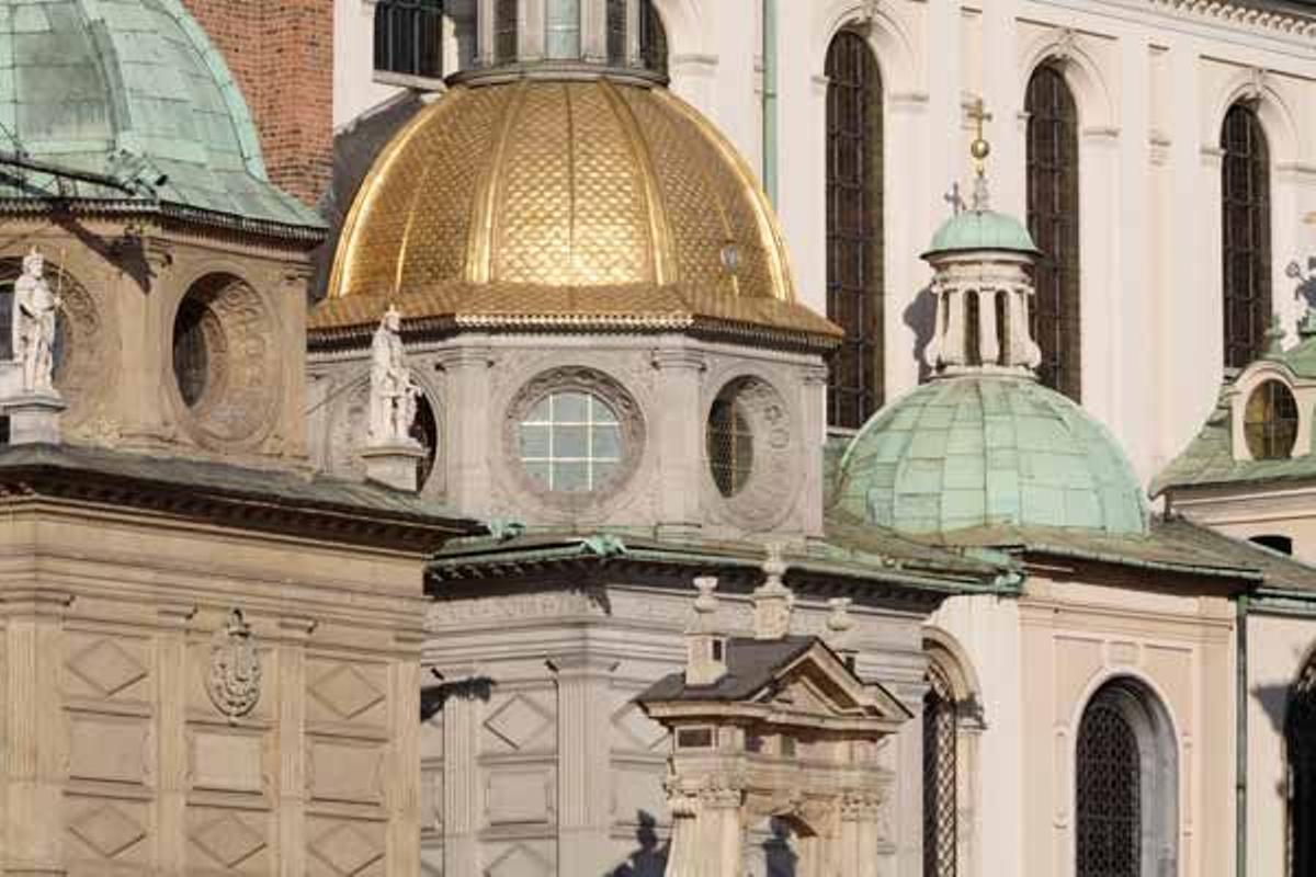 Cúpulas doradas y verdes de la Capilla de Segismundo en la Catedral Wawal