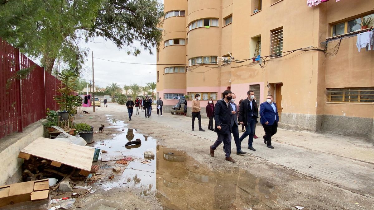 A moment of the visit of the mayor of Elche and the councilor Dalmau to Los Palmerales A moment of the visit of the mayor of Elche and the councilor Dalmau to Los Palmerales
