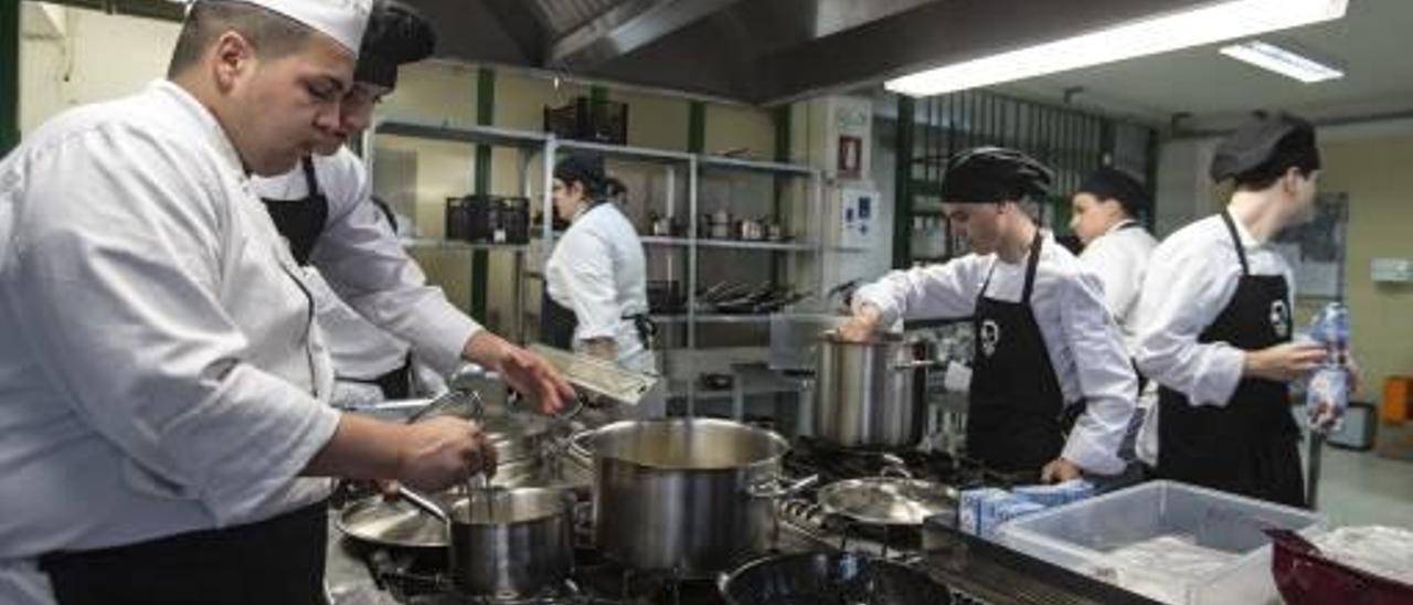 Alumnos de Cocina en el IES Canastell y prácticas de Dual en Sualver sobre automatización industrial.