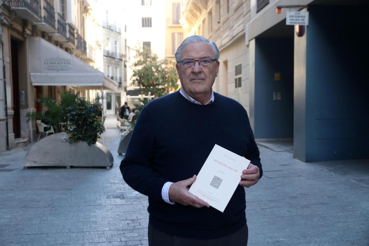 Mariano Vergera, con el libro facísimil en la calle Sebastián Souviron, abuelo del autor de la obra.