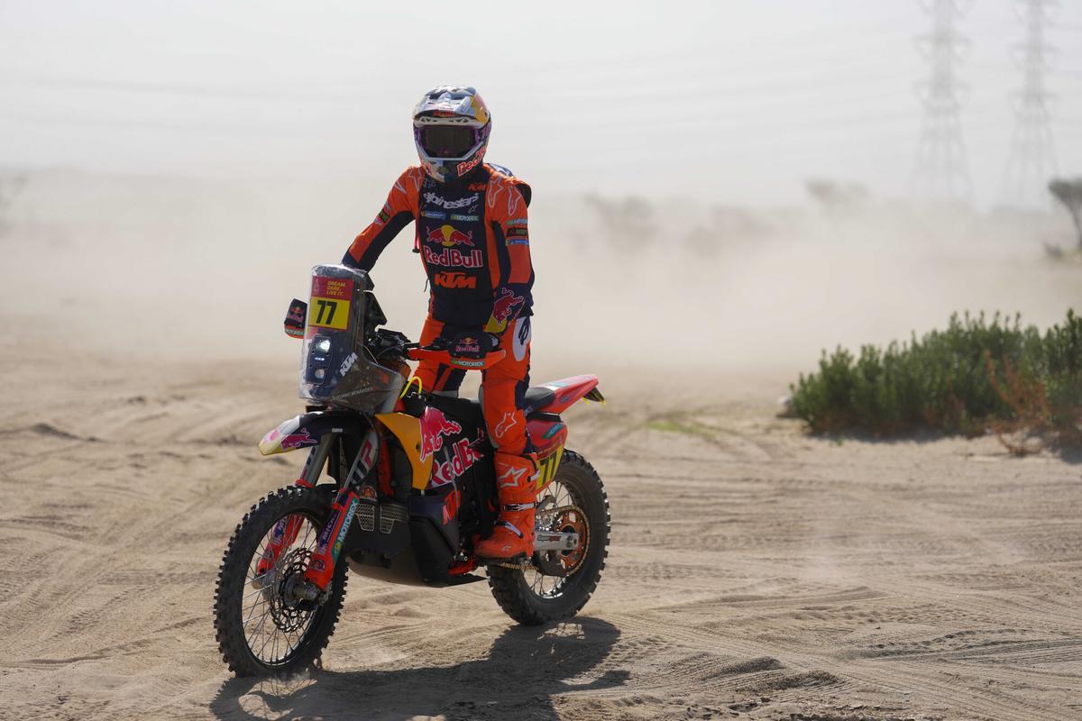 El ciclista Luciano Benavides llega para competir durante el prólogo del Rally Dakar en Yanbu, Arabia Saudita, el sábado 3 de enero de 2026. (Foto AP/Thibault Camus)